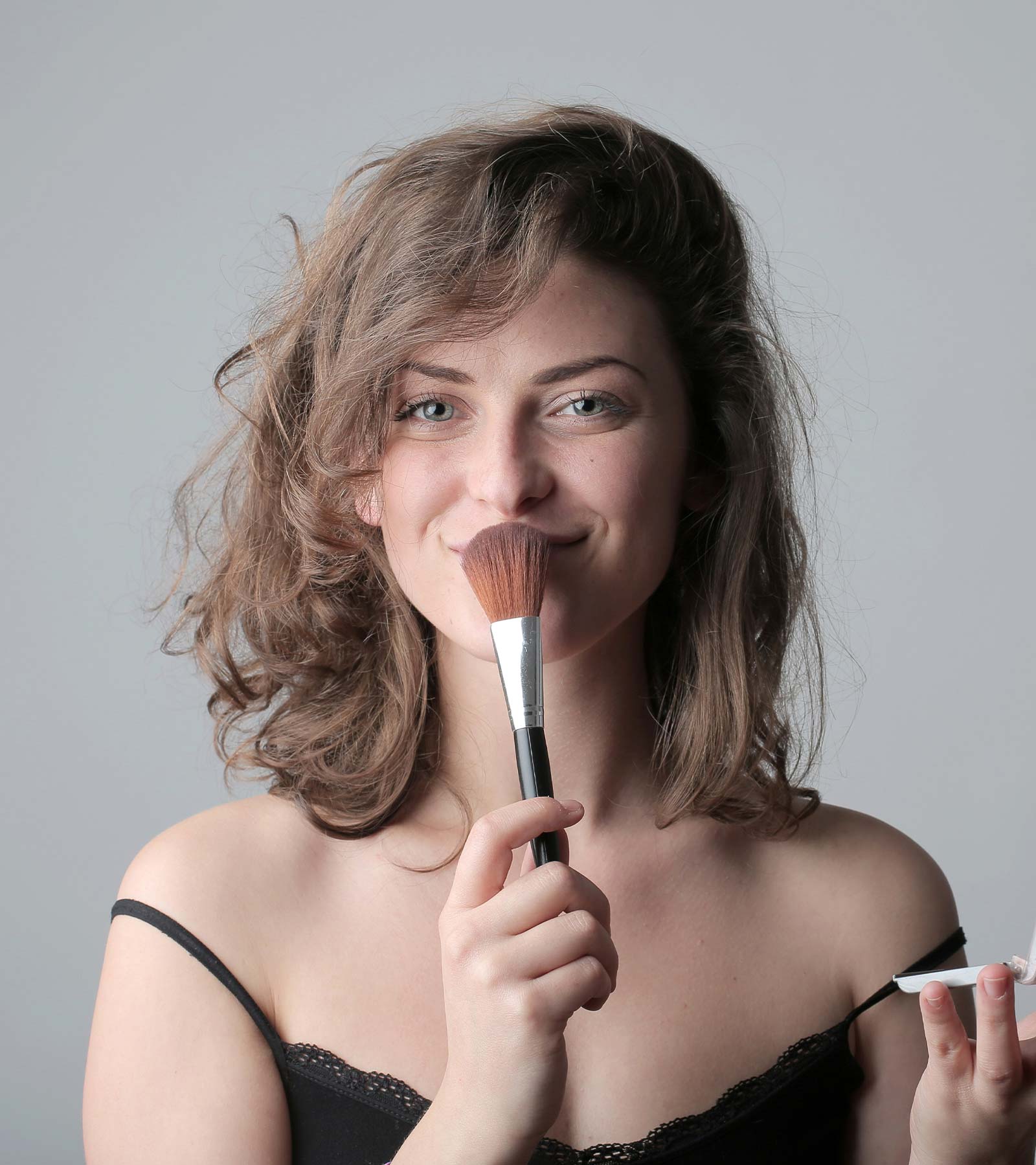 How CGlobal is using social media as a tool for commercialization 5 Woman holding Makeup Brush